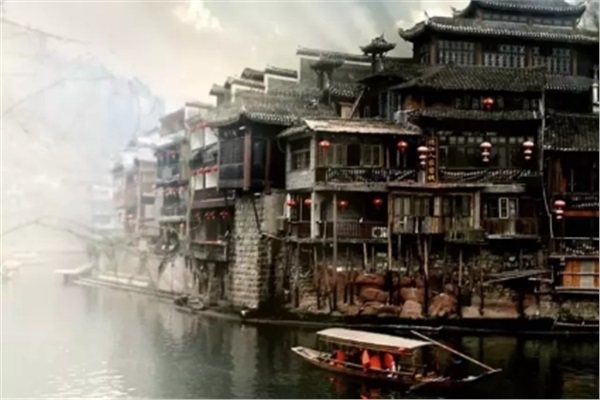 鳳凰古城、晚會(huì)、矮寨大橋、魔鬼玻璃棧道、墨戎苗寨汽車兩日游