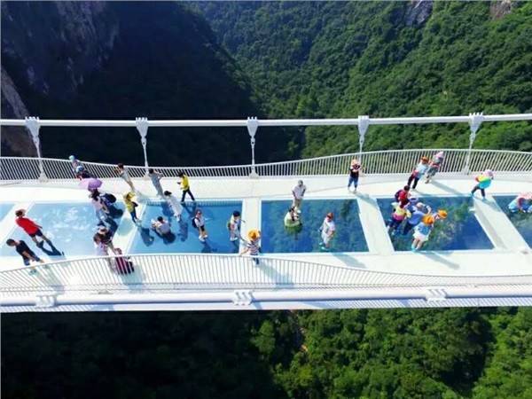 C玻璃橋、天門仙山、夯吾苗寨、鳳凰古城“神秘湘西之旅” 品質(zhì)純玩2晚3日游