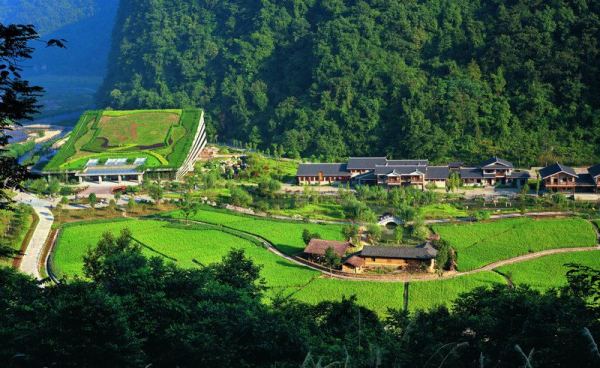 　　D4線：黃龍洞、袁家界、天子山、金鞭溪、夯吾苗寨、鳳凰古城“養(yǎng)心潤(rùn)肺”之旅品質(zhì)純玩3晚4日游