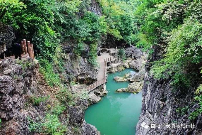 貴州黃果樹大瀑布、梵凈山、西江千戶苗寨、荔波大小七孔、鎮(zhèn)遠(yuǎn)古城遵義會(huì)議會(huì)址、息烽集中營汽車七日游